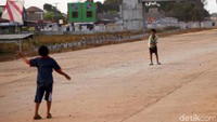 Ada juga yang bermain layang-layang di proyek tol tersebut.