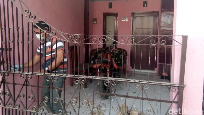 Di rumah ini, seorang bayi ditemukan memeluk ayahnya yang telah meninggal 3 hari dan jenazahnya mulai membusuk. (Foto: Yakub Mulyono) Di rumah ini, seorang bayi ditemukan memeluk ayahnya yang telah meninggal 3 hari dan jenazahnya mulai membusuk. (Foto: Yakub Mulyono)