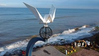 Sebelumnya monumen tersebut diresmikan oleh Presiden Jokowi pada 12 April 2016 lalu. Monumen setinggi 8 meter ini merupakan bagian dari latihan maritim berbagai negara yang digagas TNI AU.