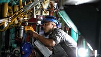 Nampak petugas PLN melakukan comissioning mesin PLTD unit 4 (6,36MW) di kawasan Lueng ,Banda Aceh, Kamis (15/8).