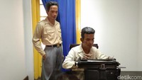 Setelah disepakati, naskah proklamasi diketik oleh Sayuti Melik yang didampingi oleh BM Diah. Anda akan menemukan patung Melik dan BM Diah di ruangan kecil sebelah dapur. (Tasya/detikcom)