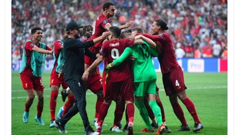 Kami cinta Istanbul, begitu tulis akun resmi Liverpool di Twitter usai menang adu penalti lawan Chelsea dan menggondal piala Super Eropa. Foto: istimewa