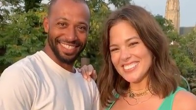 Ashley Graham Umumkan Kehamilan Pertamanya Usai 9 Tahun Nikah