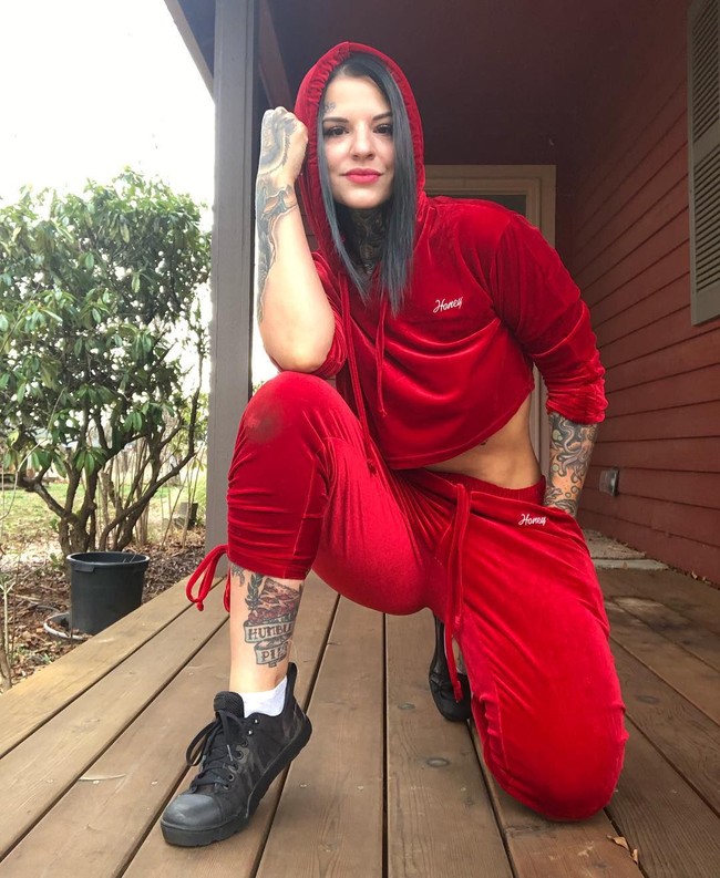 Fotografer dan model bertato ini menagih setiap merek sekitar $ 300- $ 600 (Rp 4,2 - Rp 8,5 juta) per postingan. Beberapa juga membayarnya gaji bulanan antara $ 2000- $ 4000 (Rp 28 - Rp 57 juta). Penghasilannya setahun pun mencapai $ 120 ribu atau Rp 1,7 miliar. Foto: dok. Instagram