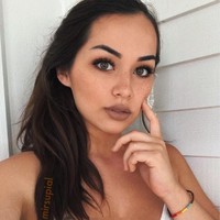 Begini tampilan cantiknya tanpa makeup dan kostum aneh. Foto: Instagram @beebinch