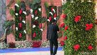 Di lobi utama Gedung Nusantara I, umbul-umbul merah dan putih terpasang masing-masing di sisi kanan dan kiri. Selain itu, terpasang logo dan slogan peringatan HUT RI ke-74 di atas pintu gedung. Karpet merah pun digelar untuk menyambut para tamu yang akan hadir. Namun saat ini karpet merah masih ditutupi terpal biru.