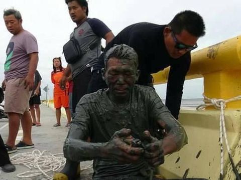 Haru! Pria Lompat dari Jembatan, Ambil Benda Sederhana dari Mendiang Istri