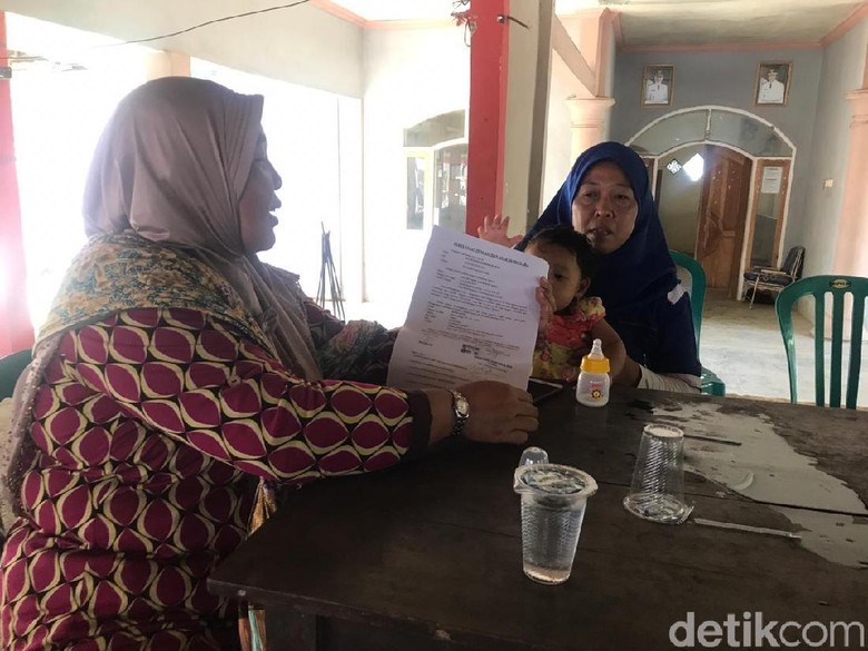 Balita Tunggui Jenazah Ayah 3 Hari Diperiksa Kesehatannya Balita Tunggui Jenazah Ayah 3 Hari Diperiksa Kesehatannya