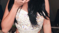 Beuuuhh aku suka bangt makan pizza, tapi kalo pizzahhh sama kamu, aku gak bisa 🥴😂😂😂, tulis Mutia di keterangan foto. Duh, bisa aja ya! Foto: Instagram mutia_ayuu