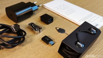Galaxy Note 10+ mendukung fast charging 45W, walaupun charger bawaan unit 25W. Earpiece USB Type C AKG diharapkan membuat pengguna tak terlalu merindukan absennya jack headphone 3,5mm di ponsel ini. (Foto: Kris F/detikINET)