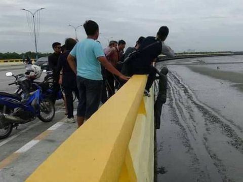 Haru! Pria Lompat dari Jembatan, Ambil Benda Sederhana dari Mendiang Istri