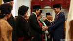Jokowi Berikan Tanda Kehormatan Bintang Mahaputera