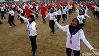 Sejumlah peserta yang terdiri dari petugas dan wargaa binaan pemasyarakatan ikut serta dalam menampilkan tarian kolosal Indonesia Bekerja untuk memecahkan rekor MURI.