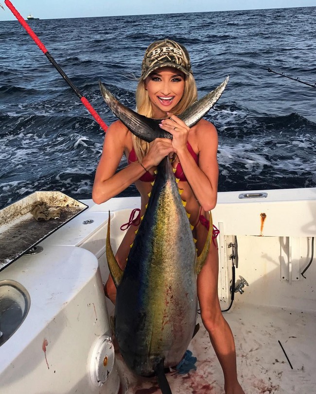 Emily Riemer disebut sebagai pemancing terseksi di dunia. Julukan seperti itu sesuai dengan penampilannya karena Emily selalu mengenakan bikin saat memancing.  Foto: dok. Instagram @emilysriemer