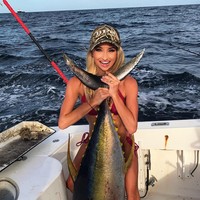 Emily Riemer disebut sebagai pemancing terseksi di dunia. Julukan seperti itu sesuai dengan penampilannya karena Emily selalu mengenakan bikin saat memancing.  Foto: dok. Instagram @emilysriemer