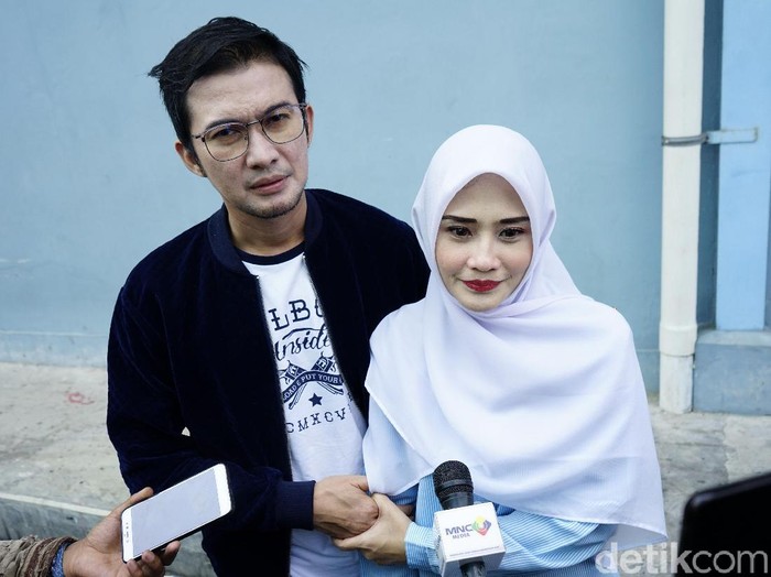 Mandala Shoji dan istri saat ditemui di studio Trans TV.