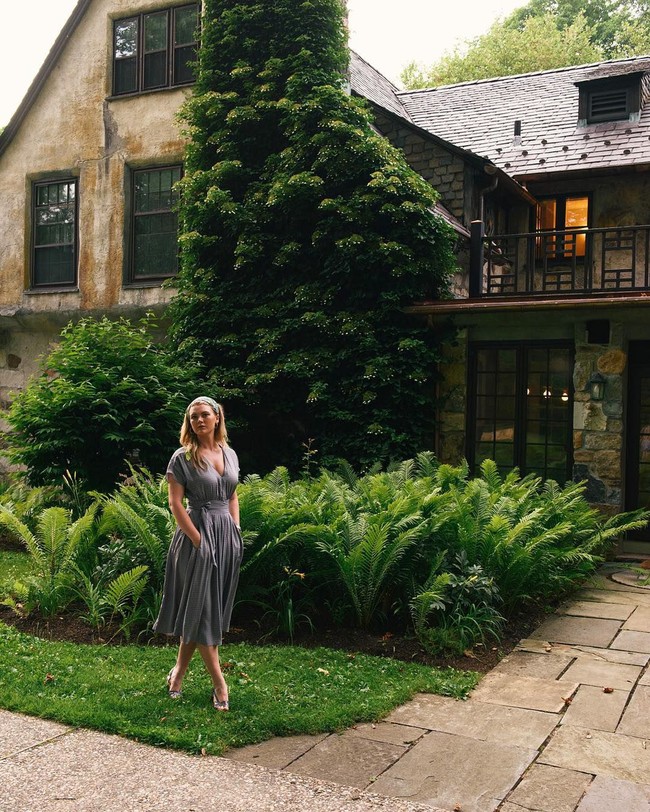 Kini ia tinggal di New York dan LA untuk membintangi sejumlah pertunjukkan teater.  (Foto: Instagram/@ellaloudon)