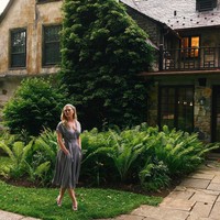 Kini ia tinggal di New York dan LA untuk membintangi sejumlah pertunjukkan teater.  (Foto: Instagram/@ellaloudon)