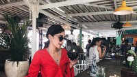 Di Bali, Mutia mampir bersantap di kafe. Salah satu menunya adalah potongan semangka segar. Foto: Instagram mutia_ayuu