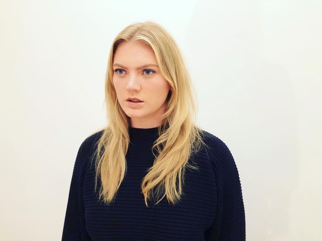 Ella yang mengambil nama belakang ibunya, Fiona Loudon, bahkan sempat ditawari berperan sebagai salah satu Bond Girl. Sayangnya Ella memutuskan untuk mundur karena sang ayah juga tidak terlibat dalam film itu. (Foto: Instagram/@ellaloudon)