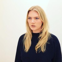 Ella yang mengambil nama belakang ibunya, Fiona Loudon, bahkan sempat ditawari berperan sebagai salah satu Bond Girl. Sayangnya Ella memutuskan untuk mundur karena sang ayah juga tidak terlibat dalam film itu. (Foto: Instagram/@ellaloudon)