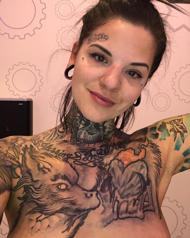 Internet luar biasa, itu bagus untuk saya. Sangat bermanfaat bagi saya untuk menjadi mandiri karena saya belajar sendiri Photoshop Lightroom dan alur kerja, ungkap Heidi seperti dilansir Daily Star. Foto: dok. Instagram