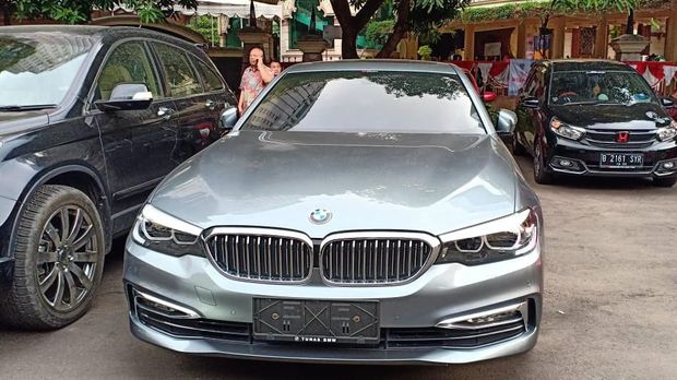 Mobil BMW milik korban yang dibawa kabur para pelaku.