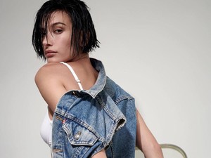 Hailey Bieber Bersolek Bak Putri Diana, Tiru Gaya Pakai Celana Sepeda