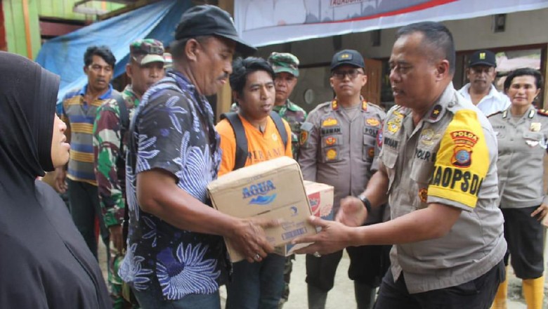 Jalur Palu-Sigi Bisa Dilalui, Bantuan untuk Korban Banjir Tersalurkan Jalur Palu-Sigi Bisa Dilalui, Bantuan untuk Korban Banjir Tersalurkan