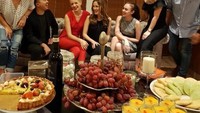 Selain itu, Viola juga kerap kali membagikan momen makan bersama dengan teman-temannya, seperti Rianti Catwright. Foto: Instagram @lolagin