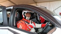 Konsumen juga diberikan kesempatan untuk merasakan ketangguhan dan kenyamanan New Triton dalam sesi test ride New Triton bersama Hiroshi Masuoka - pereli legendaris juara Paris Dakar dan Kazuto Koide yang merupakan pereli profesional di dunia internasional. Pool/Mitsubishi.