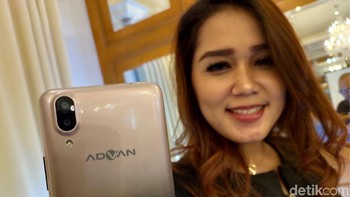 Di bagian belakangnya tersemat kamera ganda. Foto: Adi Fida Rahman/detikINET