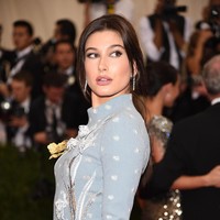 Sempat gonta-ganti warna rambut, Hailey kembali lagi ke warna rambut aslinya saat esksis di karpet merah MET Gala 2015. (Foto: Getty Images)
