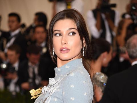 Hailey Bieber / 
