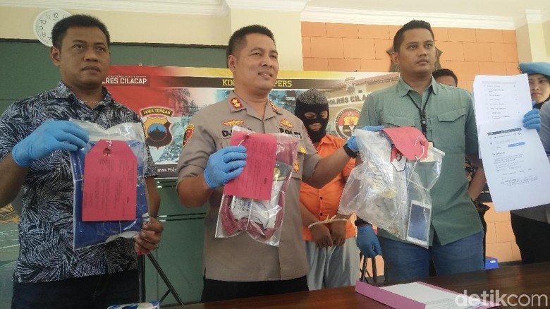 Sodomi 2 Bocah dengan Iming-iming Pinjami HP, Pria di Cilacap Dibekuk Sodomi 2 Bocah dengan Iming-iming Pinjami HP, Pria di Cilacap Dibekuk