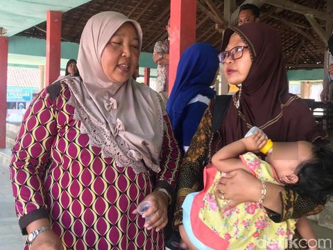 Balita berinisial N ini digendong keluarga ibunya/