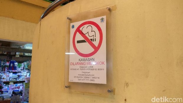 Tanda larangan merokok di Pasar Kramat Jati.