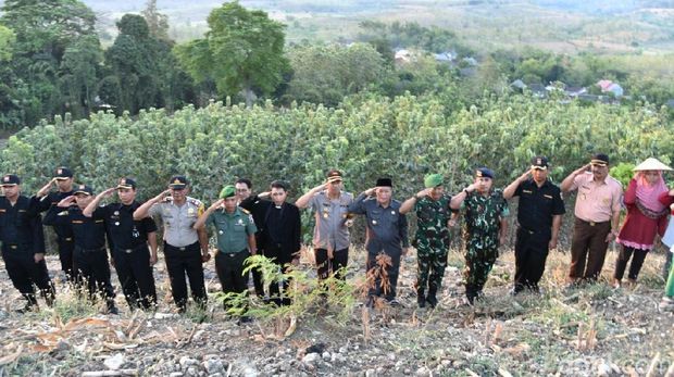 Peringati HUT RI, Bendera Raksasa Dibentangkan di Gunung Ratu