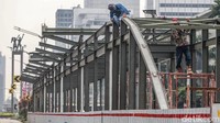 Sejumlah petugas nampak sibuk menyelesaikan pembangunan Halte TransJakarta di Tosari, Jalan Thamrin, Jakarta, Kamis (15/8/2019).