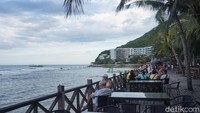 Traveler bisa mencoba jet ski, berenang di pesisir bahkan mencicipi kuliner lezat di restoran terapung. Di bagian pinggir pantai, juga ada sejumlah pedagang yang menawarkan aneka makanan dan minuman (Shinta/detikcom)