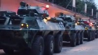 Namun diketahui pengerahan kendaraan dan personel militer ini dilakukan tak lama setelah pemerintah China menyebut demonstran yang rusuh di Hong Kong mulai menunjukkan bibit terorisme. Sebelum citra satelit dirilis, Presiden AS Donald Trump secara terpisah mengungkapkan intelijen AS meyakini China mengerahkan pasukannya ke perbatasan Hong Kong. Foto: Twitter/Global Times via abc.net.au