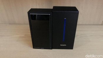 Menariknya, secara fisik Galaxy Note 10+ terbilang mirip dengan pendahulunya yakni Galaxy Note 9. (Foto: Kris/detikINET)