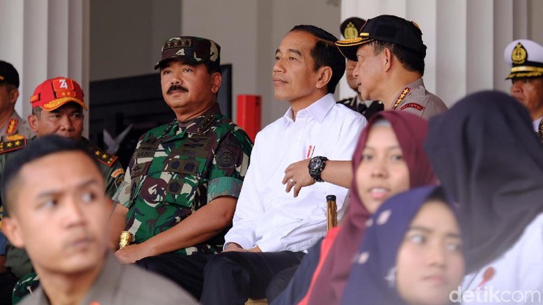 Jokowi Saksikan Geladi Bersih Upacara Bendera HUT RI di Istana Jokowi Saksikan Geladi Bersih Upacara Bendera HUT RI di Istana