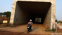 Proyek yang terus dikerjakan tersebut masih sering dilintasi warga.