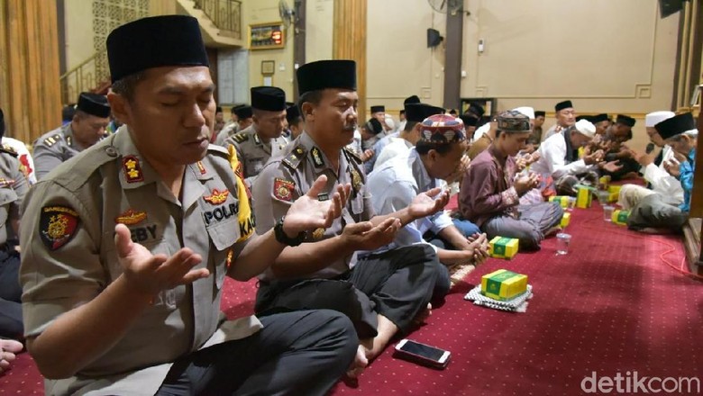Syukuri Nikmat Kemerdekaan, Polisi dan ASN di Lamongan Gelar Doa Bersama Syukuri Nikmat Kemerdekaan, Polisi dan ASN di Lamongan Gelar Doa Bersama