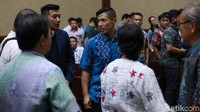Hakim mengabulkan permohonan justice collaborator yang diajukan Yudi Tjokro karena memenuhi syarat. Yudi Tjokro sudah membantu jaksa dalam kasus tersebut.