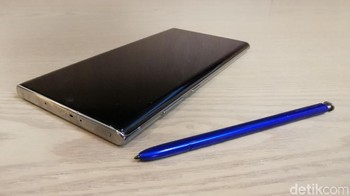 S Pen, stylus yang menjadi identitas seri ini, tak ketinggalan dapat polesan seperti 6 axis sensor termasuk Gyro Sensor dan Acceleration Sensor. Bagaikan tongkat sihir Harry Potter, S Pen bisa diayunkan di udara untuk melakukan sejumlah fungsi. (Foto: Kris/detikINET)