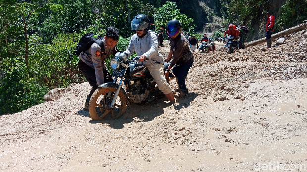 Akses tertutup material banjir bandang di Kulawi, Sigi, Sulteng, Kamis (15/8/2019)
