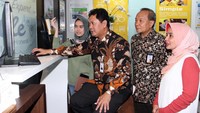 Kantor tersebut juga memiliki digital corner yang dapat digunakan oleh pelanggan untuk sekedar browsing atau mendapatkan edukasi tentang pentingnya asuransi. Foto: dok.Adira Insurance