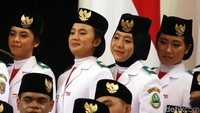 Tak hanya berparas cantik, para petugas putri Paskibraka Nasional ini juga sangat pintar dan bersemangat demi mengibarkan bendera Merah Putih.